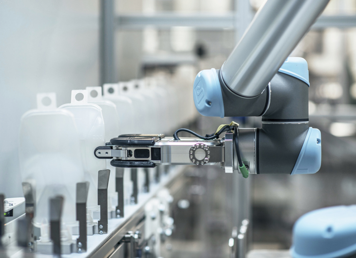 UR5 robot fra Universal Robot håndterer færdigproducerede infusionsbeholdere